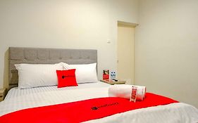 RedDoorz near Pasar Baru 3